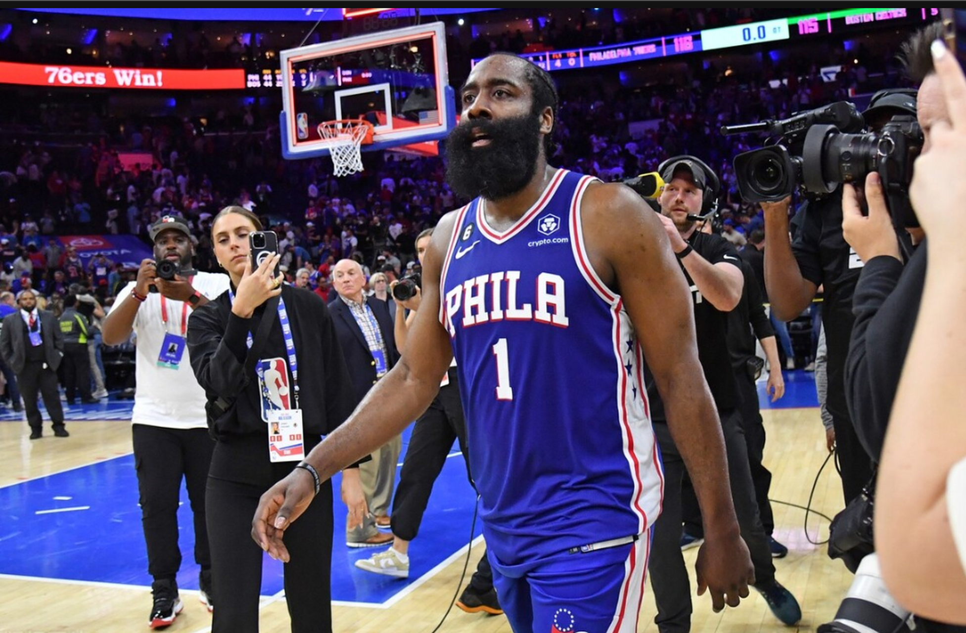 那不勒斯训练开放日；加时末段回应争议引欢呼；NBA季后赛在即；心理建设被强调的简单介绍